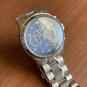 MICHAELKORS SILVER RUNWAY WATCH HUNGER STOP MEDIUM